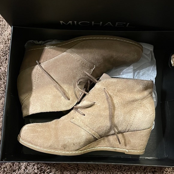 EUC Size 7 Women’s by Michael Shannon Rebeka Taupe Lace Up Wedge Bootie - Picture 2 of 15